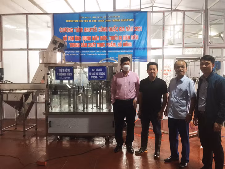 Trung tâm Xúc tiến và Phát triển công thương Quảng Ninh hỗ trợ máy móc thiết bị sản xuất cho Công ty Cổ phần Sữa Đông Triều.