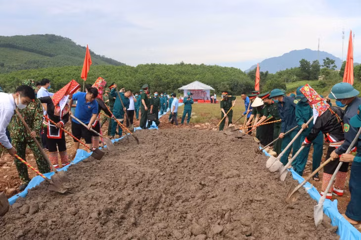 Khởi công xây dựng tuyến đường bê tông dẫn vào sân vận động xã Quảng Lâm (huyện Đầm Hà), tháng 9-2021. Ảnh Quốc Nghị (CTV)