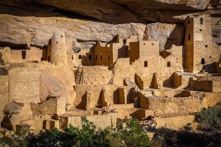 Những ngôi nhà của người da đỏ Ancestral Pueblo này bao gồm hàng trăm ngôi nhà trên vách đá, ở độ cao 8530 feet, là tàn tích của một nền văn hóa đã sống ở đây gần 900 năm. Ngay cả trước khi Dịch vụ Công viên Quốc gia bắt đầu, chính phủ liên bang đã bảo vệ khu vực này, địa điểm khảo cổ đầu tiên ở bất cứ đâu đạt được sự công nhận này. Và hãy đừng bỏ lỡ chuyến tham quan đến Cung điện Cliff do kiểm lâm hỗ trợ hàng ngày, nơi có 150 phòng và 23 kivas. Khi lên kế hoạch cho chuyến thăm của bạn, hãy lưu ý rằng thời tiết mùa đông, các ngôi nhà trên vách đá sẽ đóng cửa cửa từ tháng 5 đến tháng 10.