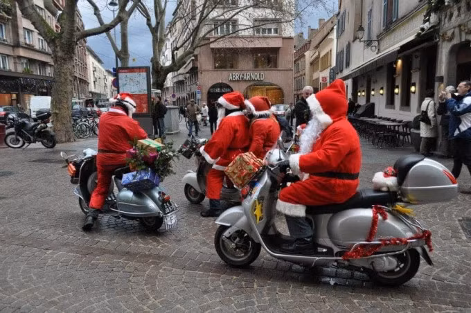 Mỗi năm, hội chợ và cả thành phố Strasbourg đều sẽ trang trí khác nhau. Nên mỗi lần đến đều cảm thấy mới mặc dù các con đường đều rất thân quen. Hồng Phúc cũng đưa thêm một gợi ý, đó là du khách có thể đến Nice để tham gia chợ Noel, được tổ chức từ 2/12 đến 2/1 năm sau. Nhiệt độ trong thời gian này khoảng 5 độ C. Các sạp hàng bán Giáng sinh đầy đủ không kém gì những khu chợ ở Strasbourg và lung linh hơn nữa khi có hẳn một vòng đu quay lớn ngay giữa chợ, giúp bạn ngắm thành phố từ trên cao. Ảnh: Milolaland