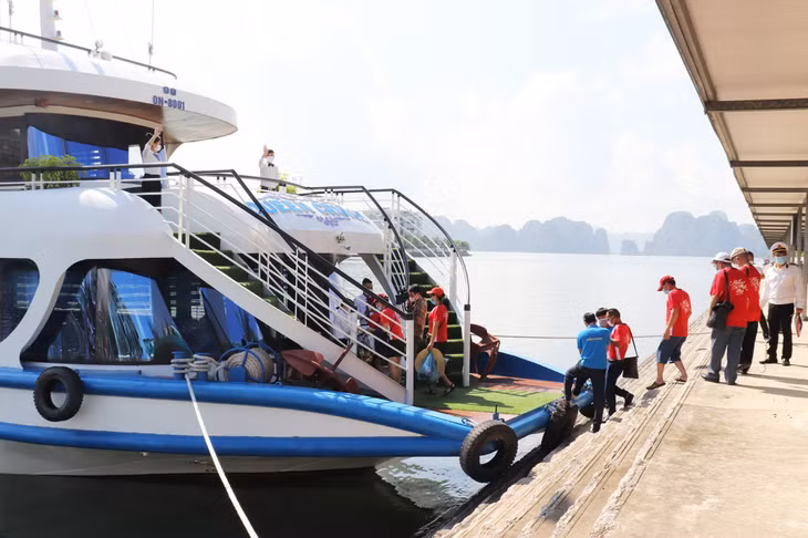 Hoạt động du lịch trên Vịnh Hạ Long đang dần sôi động trở lại. (Ảnh chụp cuối tháng 9/2021). Ảnh: Minh Đức