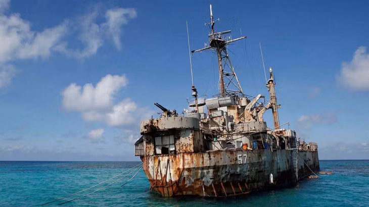 Tàu chiến BRP Sierra Madre được Philippines cho mắc cạn có chủ đích nhằm tạo ra cứ điểm nổi ở bãi Cỏ Mây. Ảnh: Reuters
