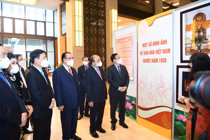 Các đồng chí lãnh đạo Đảng, Nhà nước và đại biểu tham quan Triển lãm "Văn hóa soi đường cho quốc dân đi" trước giờ khai mạc Hội nghị Văn hóa toàn quốc. Ảnh: VGP/Nguyễn Hoàng