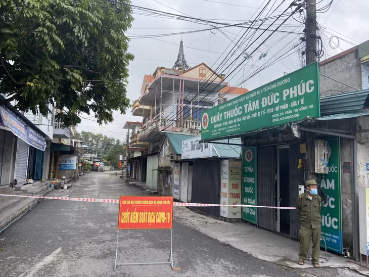 Thị xã Đông Triều đã thực hiện phong tỏa tạm thời thôn Lâm Xá 1, xã Hồng Thái Tây từ 0h00’ ngày 3/11/2021. Ảnh: Hoàng Nga
