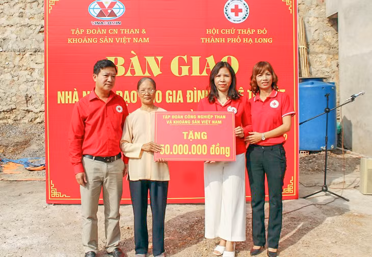 TKV và Hội CTĐ TP Hạ Long trao kinh phí hỗ trợ xây nhà nhân đạo cho hộ bà Lê Thị Nét (phường Hà Lầm, TP Hạ Long), tháng 11/2020.
