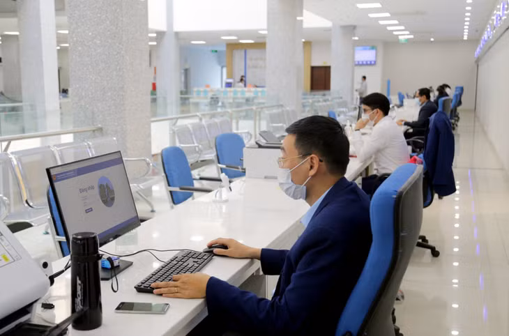Cán bộ Trung tâm Phục vụ hành chính công tỉnh giải quyết TTHC trực tuyến trên hệ thống của Chính quyền điện tử tỉnh Quảng Ninh.