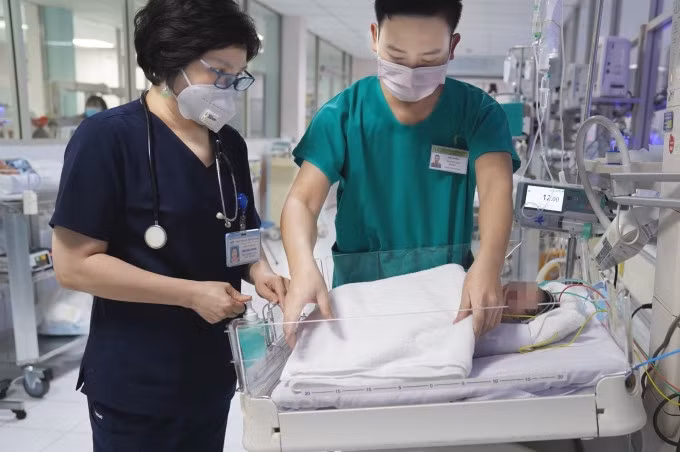 Em bé đang nằm điều trị tại Bệnh viện Nhi Trung ương, Ảnh: Khánh Chi