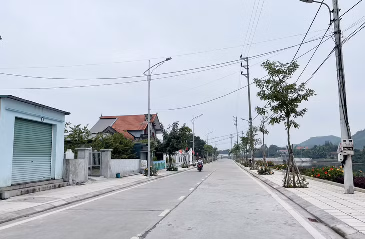 Các tuyến đường ở xã Cẩm Hải luôn xanh - sạch - đẹp.