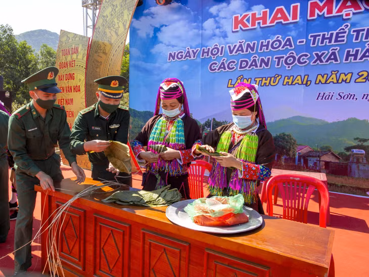 Thi gói bánh tại Ngày hội.