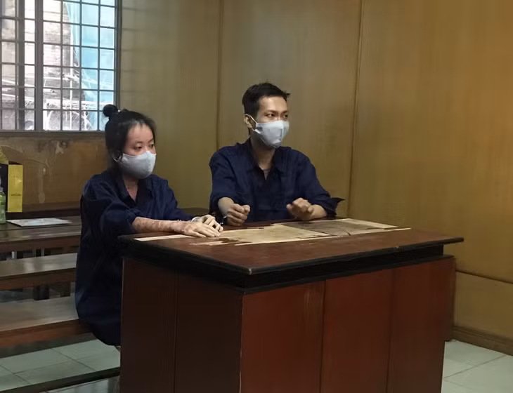 Bị cáo Nguyễn Ngọc Thanh (bên phải) và Huỳnh Thanh Trúc tại tòa