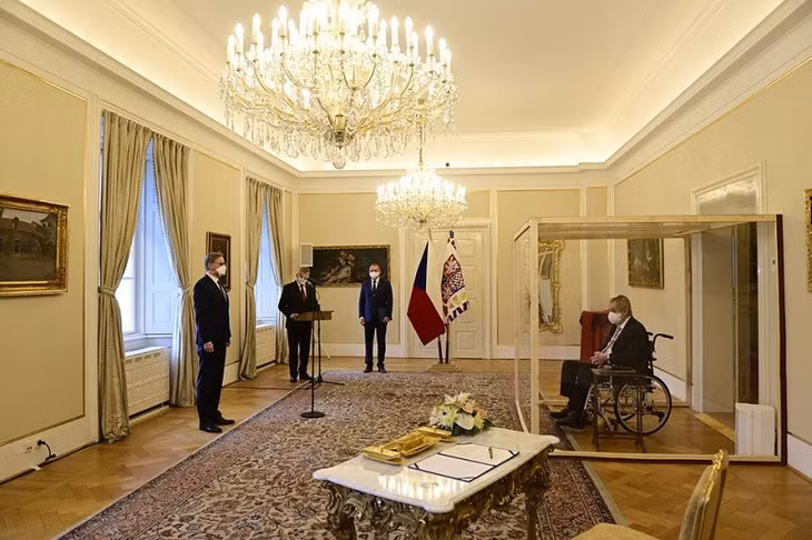 Do nhiễm Covid-19, Tổng thống Milos Zeman tiến hành bổ nhiệm ông Petr Fiala trong buổi lễ khá đặc biệt. (Ảnh: Pool/Reuters)