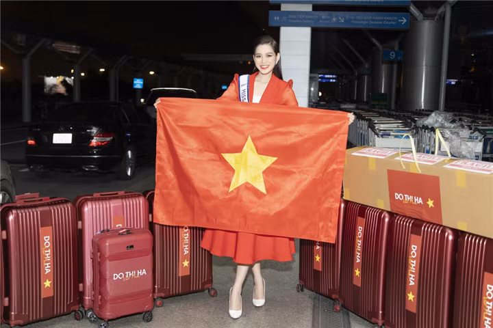 Trên trang cá nhân của mình, Đỗ Hà chia sẻ: “Giờ phút này có thật nhiều cảm xúc đan xen trong tâm trạng của Hà. 20/11 quả là một ngày mang nhiều ý nghĩa đặc biệt đối với bản thân Hà. Ngày này 1 năm về trước, một cô gái nhỏ đăng quang ngôi vị cao nhất của Hoa Hậu Việt Nam, cũng là ngày này 1 năm sau cô ấy đã mang trên mình hình ảnh của cả quốc gia lên đường chinh chiến tại đấu trường nhan sắc quốc tế...