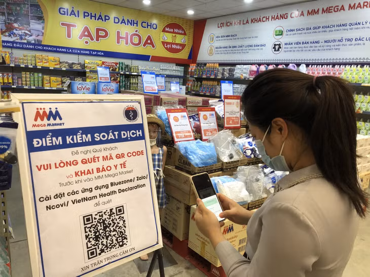 Khách hàng quét mã QR khi đến mua sắm tại Trung tâm thương mại MM Mega Market (phường Hà Tu, TP Hạ Long).