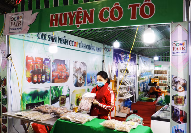 Việc đeo khẩu trang đảm bảo các yếu tố phòng, chống dịch bệnh được các doanh nghiệp thực hiện nghiêm túc tại Tuần bán hàng trực tuyến.