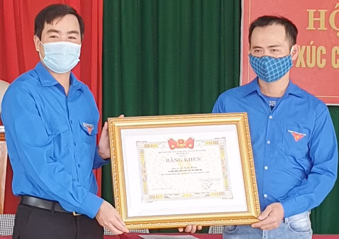 Bí thư Tỉnh đoàn Thanh Hóa Lê Văn Châu trao bằng khen cho anh Lê Văn Hùng chiều 24/11. Ảnh: Lam Sơn