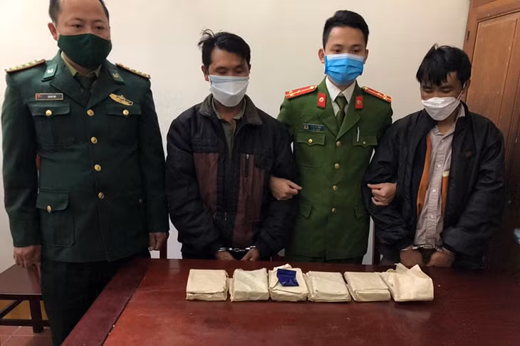 Các đối tượng và tang vật tại cơ quan chức năng.