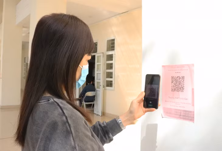 Các bậc phụ huynh chờ đón con em trong quá trình tiêm cũng thực hiện nghiêm việc quét mã QR để đảm bảo các yếu tố phòng dịch.