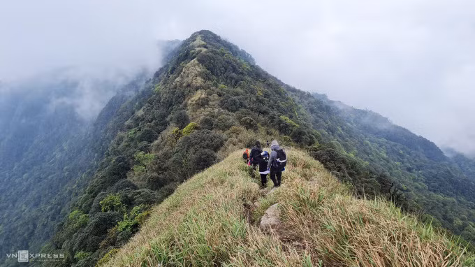 Cảnh thiên nhiên hùng vỹ là phần thưởng cho những người vượt lên chính mình. Ảnh: Văn Hồng
