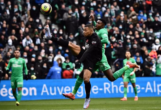 Mbappe có nhiều cơ hội khi đá trung phong, nhận hỗ trợ từ bộ ba Neymar - Messi - Di Maria phía sau. Ảnh: Opta