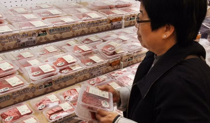 Một người phụ nữ mua thịt tại Hong Kong. (Ảnh: SCMP)