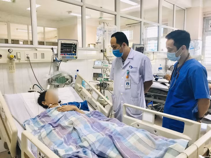 Bác sĩ Bệnh viện Bãi Cháy thăm khám cho người bệnh sau phẫu thuật do TNGT.