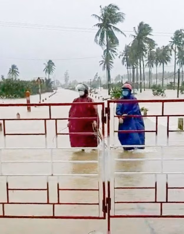Mưa lớn, nước dâng cao, giao thông đi lại một số nơi trên địa bàn Hoài Ân bị chia cắt. Ảnh: H.K