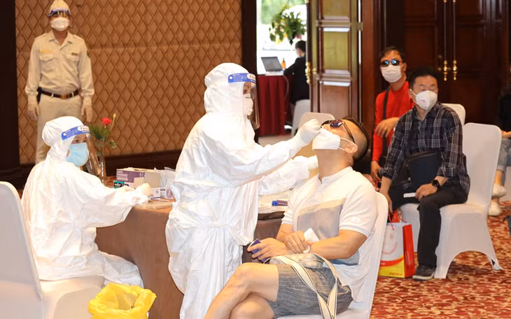 Lấy mẫu xét nghiệm Covid-19 cho các du khách quốc tế đầu tiên tới Phú Quốc (Ảnh: Tổng cục Du lịch)