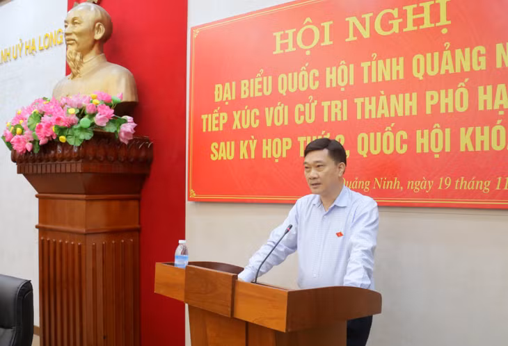 Đồng chí Vũ Hồng Thanh, Ủy viên BCH Trung ương Đảng, Ủy viên Ủy ban Thường vụ Quốc hội, Chủ nhiệm Ủy ban Kinh tế Quốc hội, Đại biểu Quốc hội tỉnh Quảng Ninh báo cáo tới cử tri TP Hạ Long kết quả của Kỳ họp thứ 2, Quốc hội khóa XV.