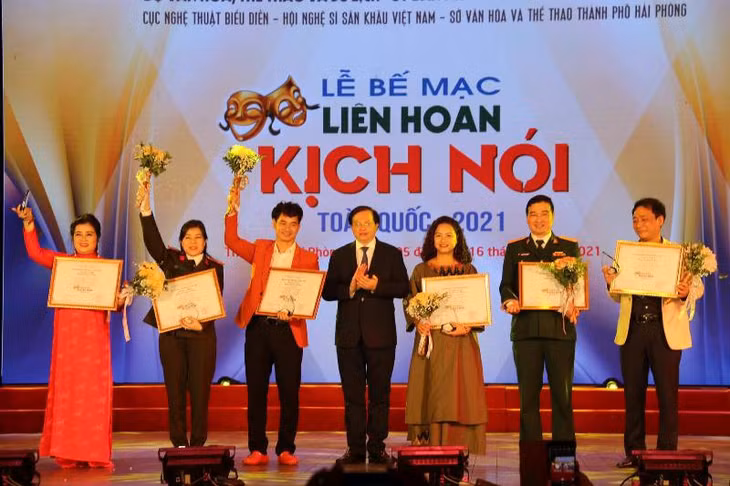 Thứ trưởng Văn hóa, Thể thao và Du lịch Tạ Quang Đông thay mặt Ban Tổ chức trao huy chương vàng cho các vở diễn. (Nguồn ảnh: Cục Nghệ thuật biểu diễn)