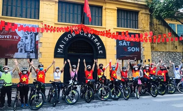 CLB Du lịch bền vững VGreen (Hội Lữ hành Hà Nội) ra mắt chùm tour khám phá Hà Nội bằng xe đạp, với sản phẩm mở màn là "VGreen bike tour - Tinh hoa Tràng An". Ảnh: Minh Anh