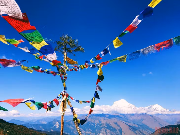 Cờ nguyện lungta tung bay tại một trạm nghỉ có thể quan sát toàn cảnh dãy núi Annapurna và đỉnh Annapurna I cao thứ 10 của dãy Himalaya. Không ngạc nhiên khi biết rằng với người Nepal thì những ngọn núi cao trên dưới 3.000 mét chỉ được coi như đồi thôi, bởi họ sống ở nơi có tới 8/10 đỉnh núi cao nhất thế giới (trên 8.000 mét).