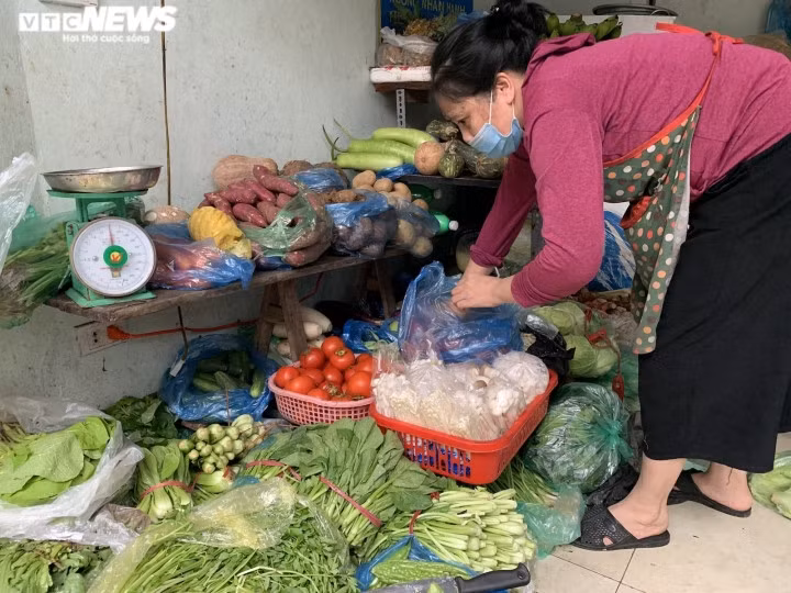 Tiểu thương lo khó bán vì các loại thực phẩm, rau xanh tăng giá khiến khách mua thắt chặt chi tiêu.