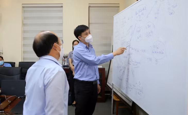 Lãnh đạo TX Đông Triều báo cáo nhanh tình hình diễn biến dịch trên địa bàn thị xã qua sơ đồ truy vết tiếp xúc.