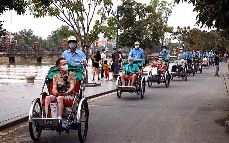 Những du khách quốc tế đầu tiên đến Quảng Nam, thăm phố cổ Hội An sáng 20/11.