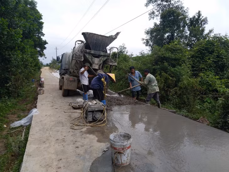 Người dân xã Quảng Đức, huyện Hải Hà làm đường NTM cuối năm 2020.