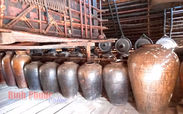 Những ché cổ quý hiếm và nhạc cụ cồng chiêng của già làng Điểu Đố ở thị trấn Đức Phong, huyện Bù Đăng