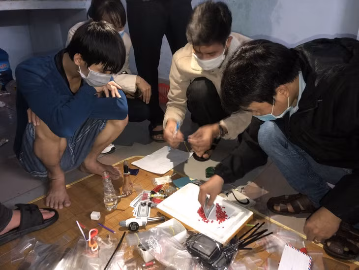 Thu giữ nhiều ma túy và tang vật liên quan tại phòng trọ.