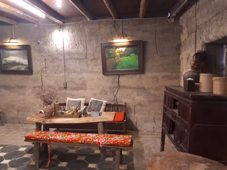 Đồ nội thất trong nhà được phục dựng nguyên bản, sạch sẽ.