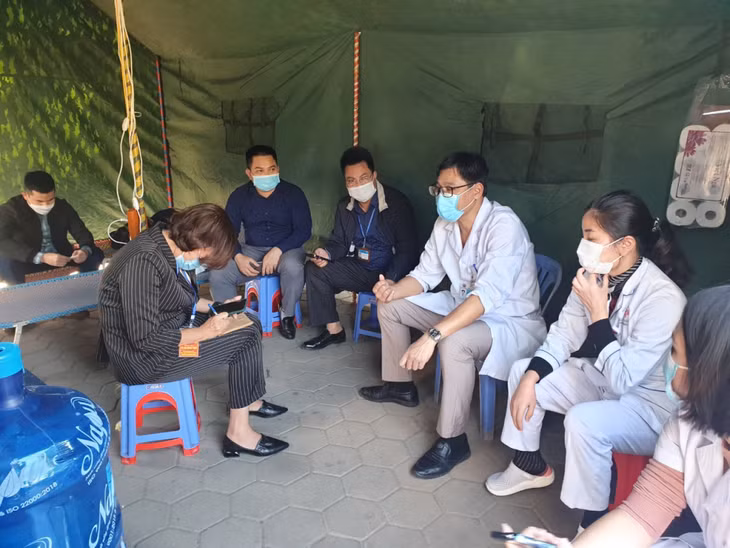 Phường Bạch Đằng triển khai nhiệm vụ cho các lực lượng liên quan trong việc điều trị F0 tại cơ sở lưu trú.