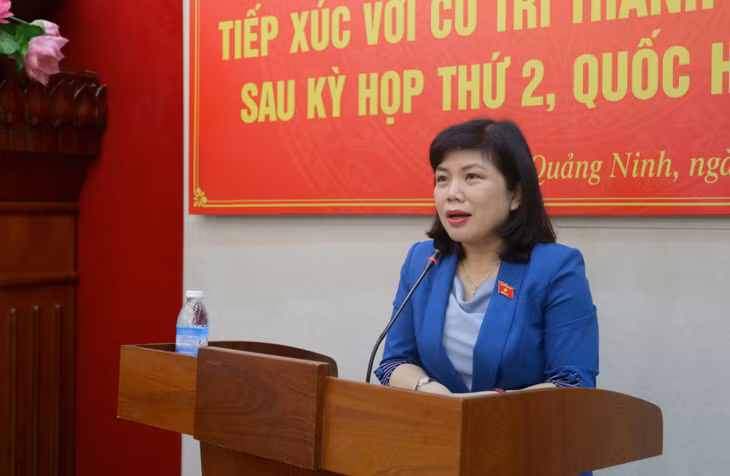 Đồng chí Nguyễn Thị Thu Hà, Phó Trưởng Đoàn ĐBQH tỉnh cũng đã thông tin đến các cử tri về kết quả hoạt động của Đoàn ĐBQH tỉnh tại kỳ họp thứ 2, Quốc hội khóa XV.