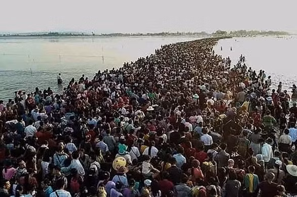 Myanmar: Ít nhất 15 người thiệt mạng trên đường đi chùa - Ảnh 1.