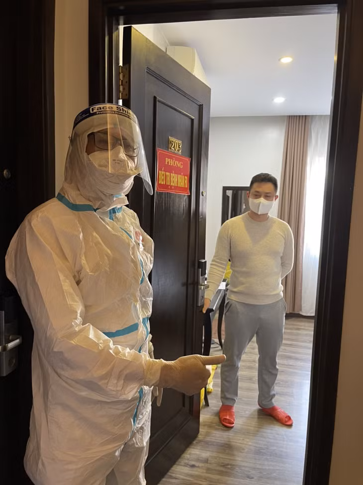 Bác sĩ Bệnh viện Đa khoa tỉnh trực tiếp thăm khám và động viên bệnh nhân Đ.M.Đ tại cơ sở lưu trú.