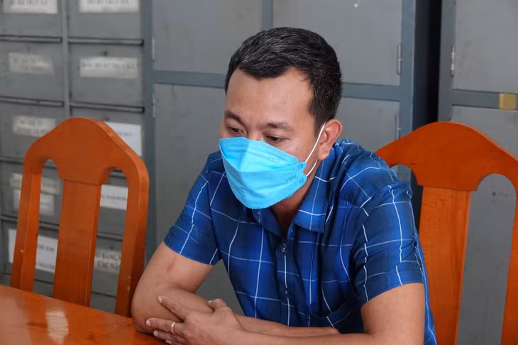 Đối tượng Lê Anh Tuấn, tại cơ quan điều tra Công an huyện Tuy Phong.