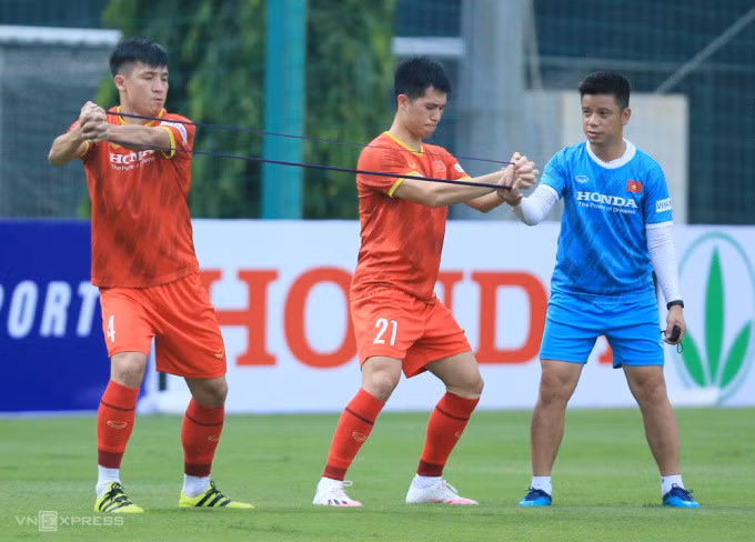 Đình Trọng (số 21) liên tục chấn thương, lỡ các giải quan trọng của Việt Nam trong hai năm qua. Ảnh: Lâm Thoả