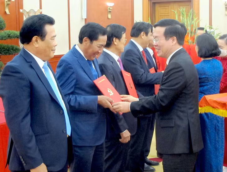 Đồng chí Võ Văn Thưởng trao quyết định nghỉ hưu cho các đồng chỉ Ủy viên Trung ương Đảng không tái cử khóa XIII.