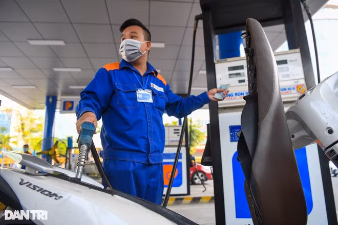 Giá xăng dầu hạ nhiệt sau nhiều kỳ tăng liên tiếp (Ảnh: Mạnh Quân).