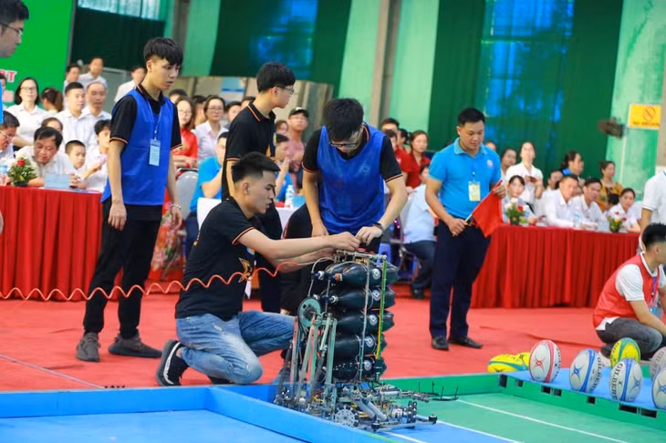 Sinh viên Trường Đại học Công nghiệp Quảng Ninh tham gia các cuộc thi sáng tạo. (Ảnh chụp năm 2020)