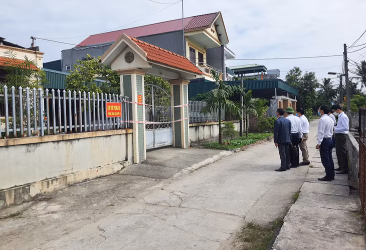 Các đơn vị chức năng TP Uông Bí khả sát nhà riêng của bệnh nhân Đ.M.Q trước khi quyết định điều trị bệnh nhân này tại nhà.
