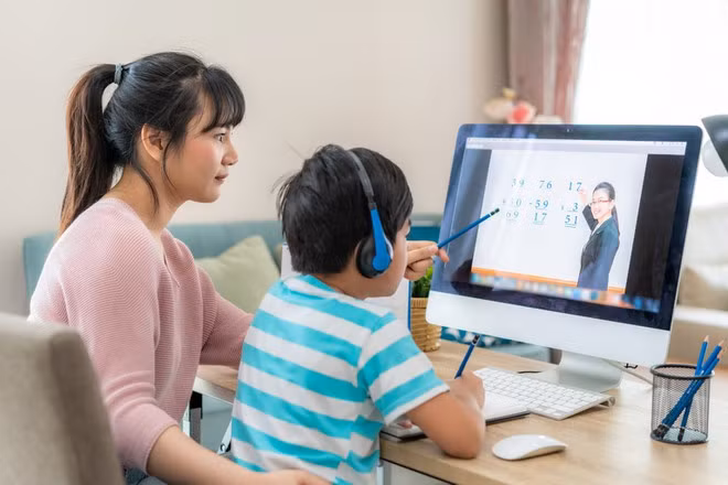 2. Giáo viên cần tương tác nhiều hơn với phụ huynh, đồng nghiệp: Đại dịch đã làm thay đổi cách thức tương tác giữa giáo viên với phụ huynh. Trước đây, phụ huynh không có nhiều thời gian gặp gỡ giáo viên vì bận rộn. Nhưng hiện tại, việc tương tác đã thuận lợi hơn vì có Internet và các ứng dụng họp trực tuyến. Qua đó, phụ huynh có thể nắm rõ tình hình học tập và các vấn đề của trẻ. Ngoài ra, các giáo viên có thêm cơ hội giúp đỡ nhau trong đại dịch. Mối quan hệ của họ cũng được cải thiện thông qua các hoạt động trao đổi, chia sẻ kinh nghiệm khi dạy online. (Ảnh: New York State Education Department)