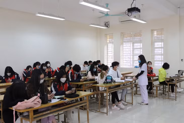 Sau khi tiêm xong, các em học sinh sẽ được theo dõi sức khỏe 30 phút trước khi ra về.